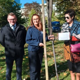 Akcja zarządu PKiN pod hasłem „Zapuść korzenie w sercu miasta”, 10 października 2022 r. Fot. Katarzyna Kaczmarska