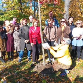 Akcja zarządu PKiN pod hasłem „Zapuść korzenie w sercu miasta”, 10 października 2022 r. Fot. Katarzyna Kaczmarska